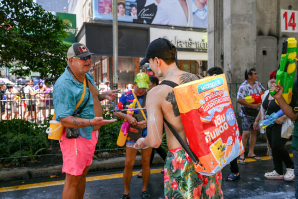 วัตสันชีเสิร์ฟกลางสีลม แจกกันแดดฟรี เพราะแดดเมษามันร้าย ต้องมีตัวช่วย