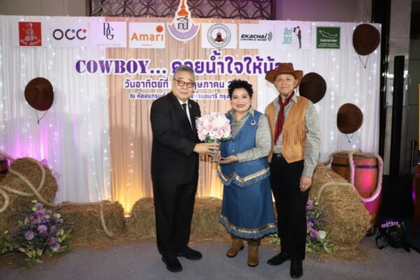 Cowboy…คอยน้ำใจให้น้อง สมเด็จพระกนิษฐาธิราชเจ้า กรมสมเด็จพระเทพรัตนราชสุดาฯ สยามบรมราชกุมารี ทรงโปรดเกล้าฯ ให้ผู้แทนพระองค์ อัญเชิญแจกันดอกไม้พระราชทานพรวันเกิด ดร.สายสม วงศาสุลักษณ์ เนื่องในวันคล้ายวันเกิด ครบ 69 ปี และ ในโอกาสครบรอบ 24 ปีของโรงเรียนโรงเรียนเฉลิมพระเกียรติ ๔๘ พรรษา ในพระราชูปถัมภ์ สมเด็จพระเทพรัตนราชสุดาฯ สยามบรมราชกุมารี นับเป็นพระมหากรุณาธิคุณ อย่างหาที่สุดมิได้ แก่ เจ้าของวันเกิด