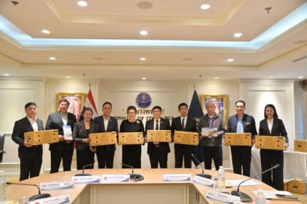 “พาณิชย์” ผนึก “คมนาคม” 7 สายการบิน กระจายผลไม้ผ่านท่าอากาศยาน ให้ผู้โดยสารโหลดผลไม้ฟรี 10 กก. เริ่ม 1 ก.ย. 69 – 31 ส.ค. 70