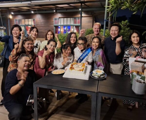 Happy Birthday เอิร์ธ สายสว่าง เรียกว่า ยังคงเป็นที่รักของเหล่าเซเลบริตี้ และ สื่อมวลชนสายไลฟ์สไตล์ เช่นเดิม สำหรับ เอิร์ธ สายสว่าง ฉายา “เจ้าแม่แห่งวงการประชาสัมพันธ์โรงแรม” เหมือนเดิม